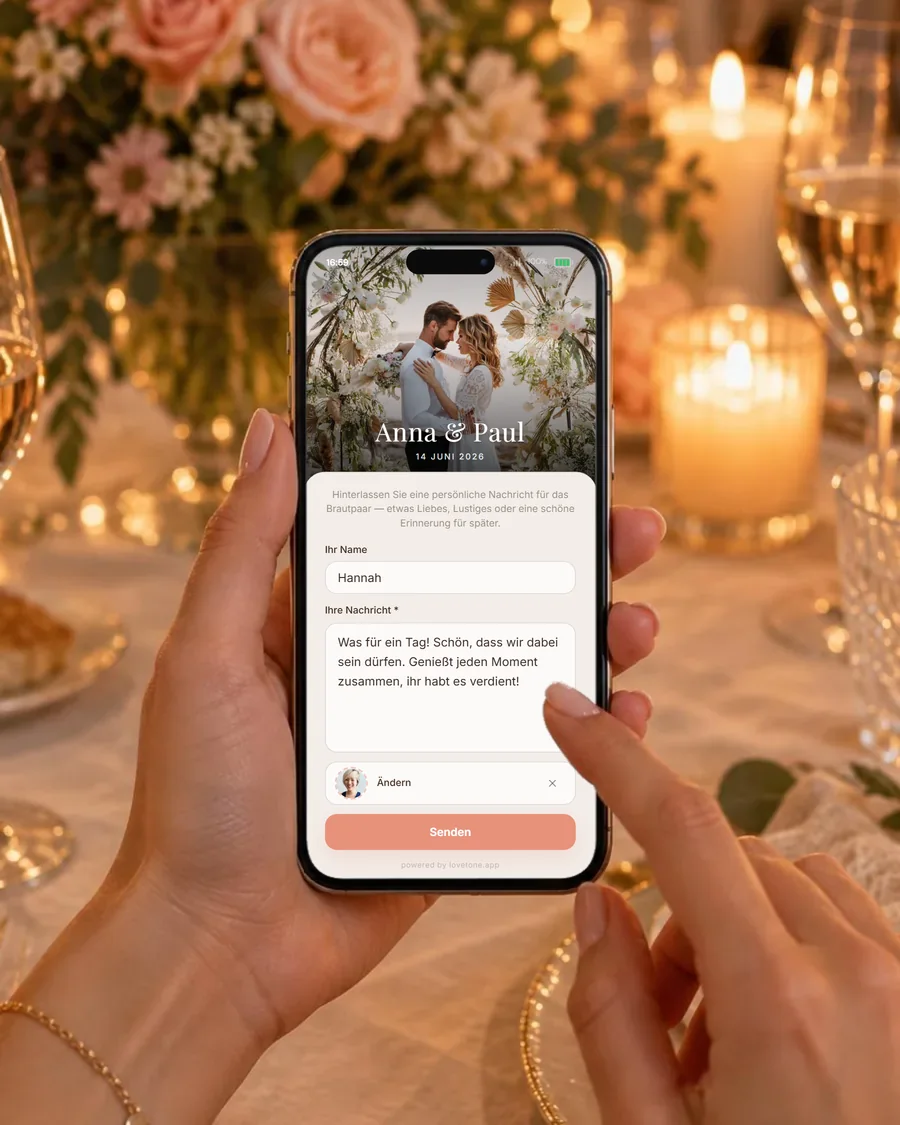 Ein Gast schreibt am Tisch eine Nachricht ins Text-Gästebuch